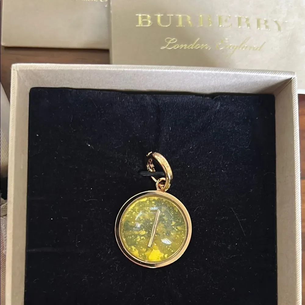 Burberry chic pendant